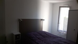1 chambre, fer et planche à repasser, lit de bébé portatif, Wi-Fi