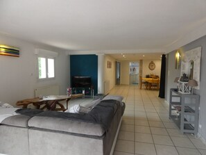 Télévision, table de tennis de table, livres, espaces bureaux