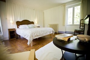 4 bedrooms, iron/ironing board, travel cot, free WiFi