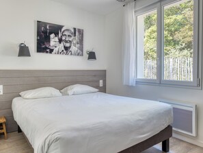 3 bedrooms, iron/ironing board, travel crib, WiFi