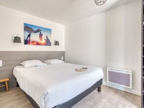 3 makuuhuonetta, silitysrauta/-lauta, vauvan matkasänky, Wi-Fi
