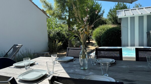 Outdoor dining - Villa Inde - Domaine Le Sherwood (Notre-Dame-De-Monts)