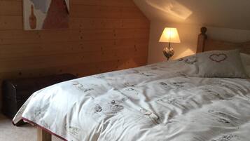 2 bedrooms, iron/ironing board, WiFi