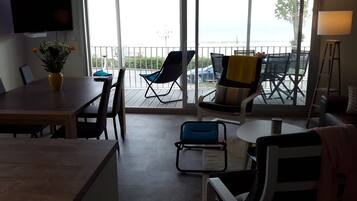 Télévision, lecteur de DVD, livres, vidéothÚque