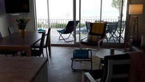 TV, DVD-spiller, bøker og filmbibliotek