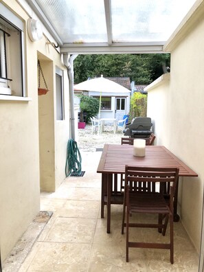 Outdoor dining - Vendeuvre-sur-Barse Lakes Orient Forest Lakes in the Heart of Champagne (Vendeuvre-sur-Barse)