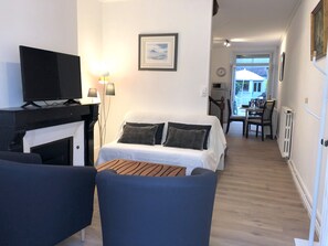 TV, books - Vendeuvre-sur-Barse Lakes Orient Forest Lakes in the Heart of Champagne (Vendeuvre-sur-Barse)