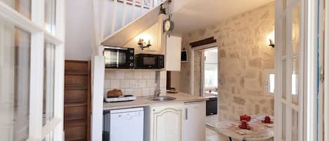 Réfrigérateur, four à micro-ondes, un four, surface de cuisson