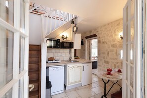 ثلاجة، ميكروويف، فرن، موقد طهي مسطح