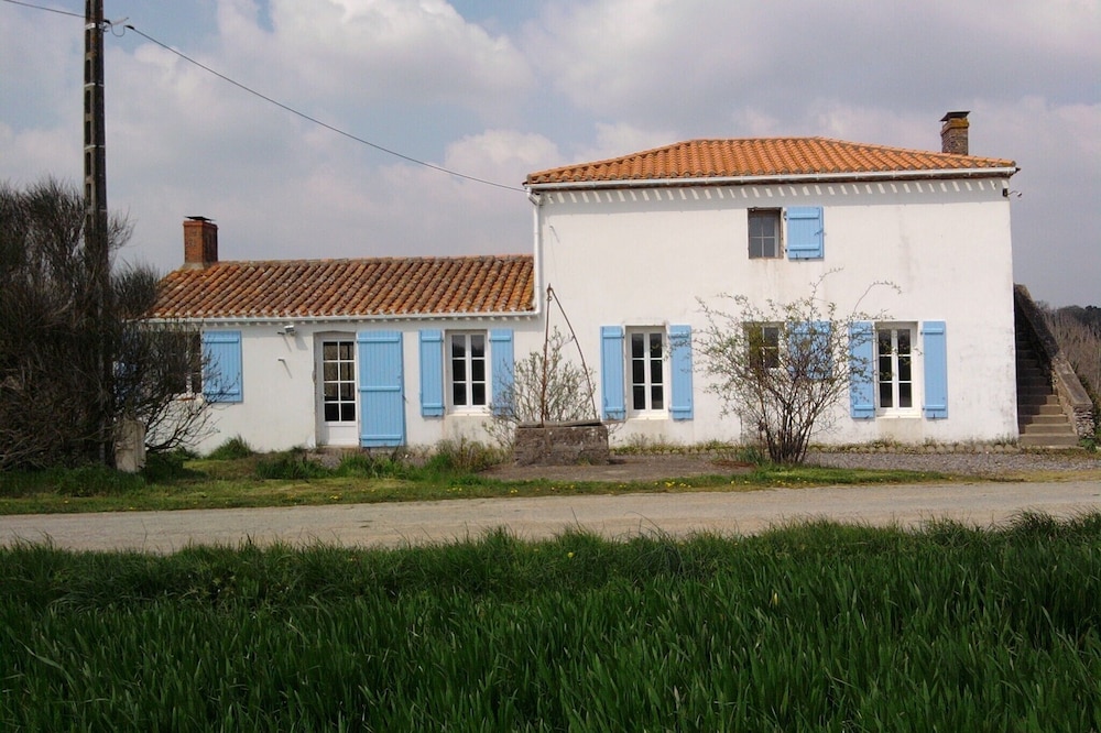 renovated farmhouse for 10/12 people in a quiet area near the sea