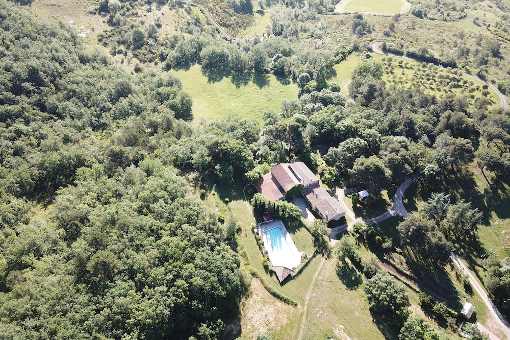 THE COTTAGE OF RURAL Bergnes, in the shade of large pine trees with pool