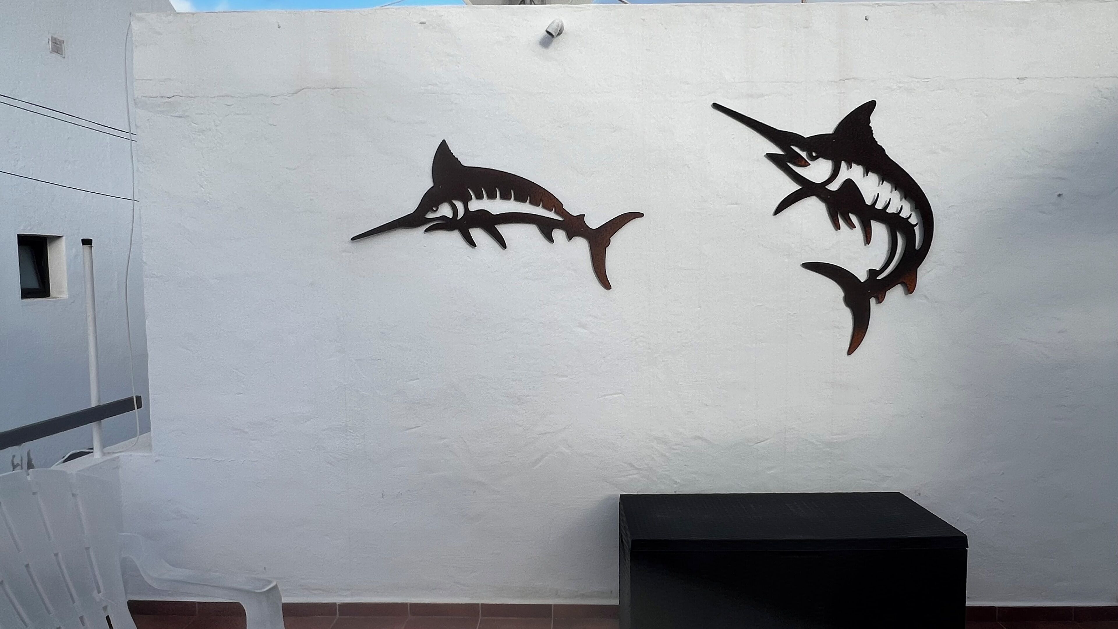 Una pared con dos siluetas de tiburón.