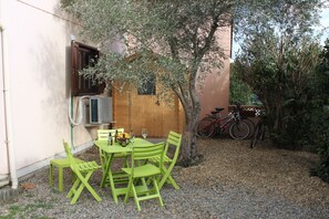 Outdoor dining - Maison climat. with shady garden in residence - Price includes pool access (Portiragnes)