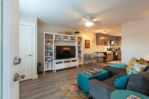 Fresh remodel, quiet neighborhood, ample parking, easy come easy go