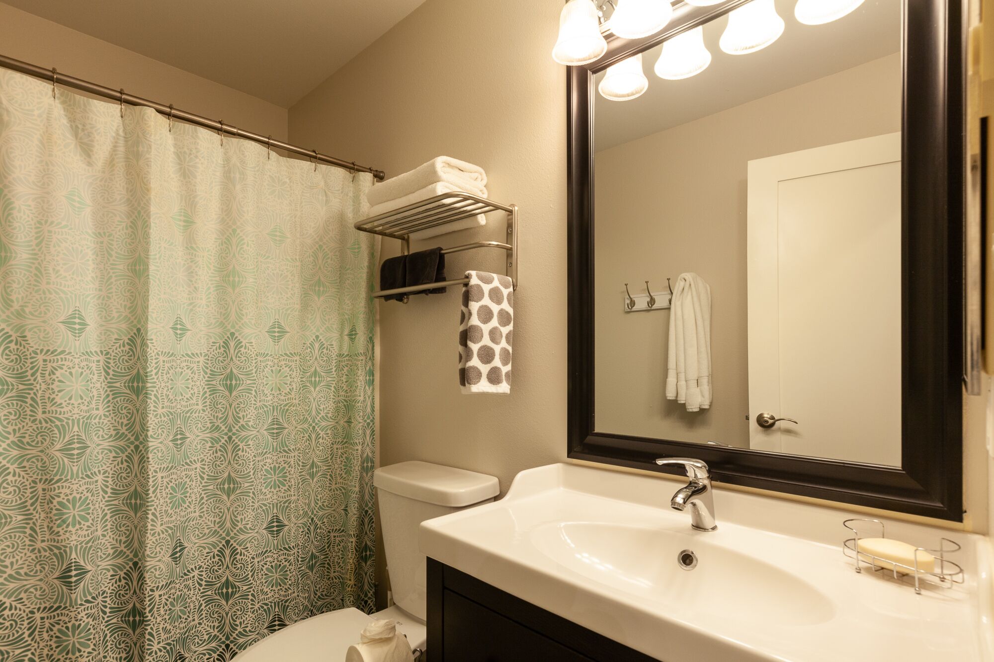 Easy come easy go,  1 BR, 2 BA, sleeps 4, downtown, private laundry