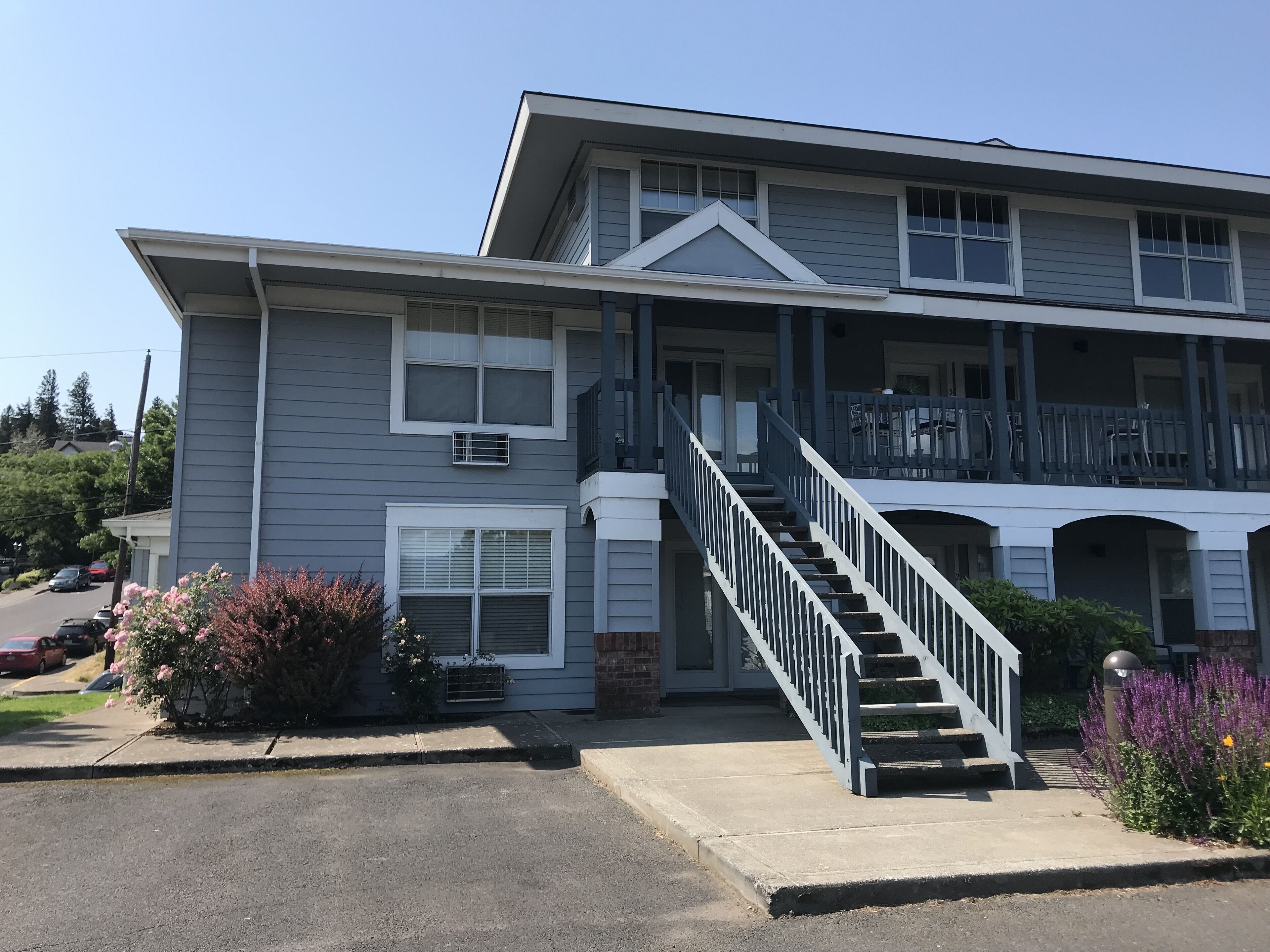 Easy come easy go,  1 BR, 2 BA, sleeps 4, downtown, private laundry