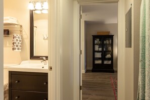 Combined shower/tub, hair dryer, towels