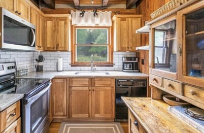 Private & Convenient! 250 acre homestead, horses, ponds, private hiking, creeks