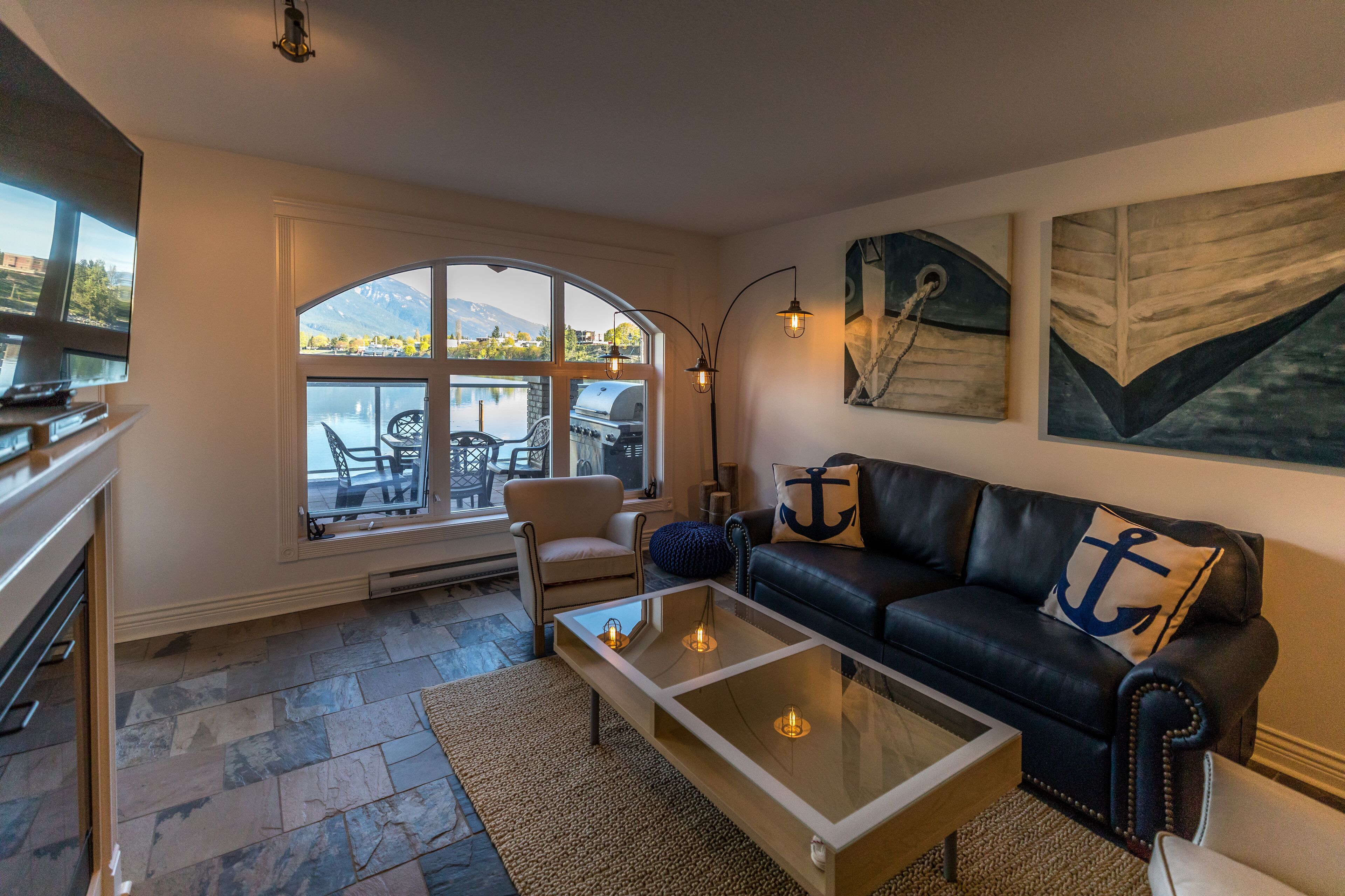 Luxurious beachfront condo in idyllic and  historic Kaslo, BC.