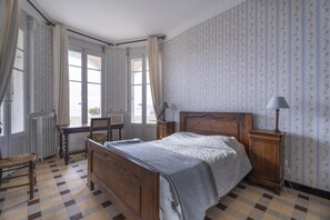 7 bedrooms, iron/ironing board, travel cot, free WiFi