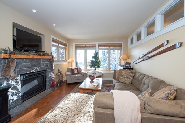 Téléviseur connecté, foyer, sélection de musique, sélection de films