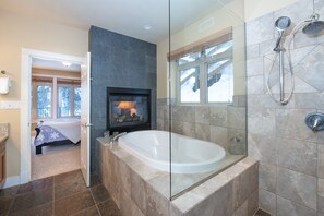 Duschwanne, Whirlpool, umweltfreundliche Kosmetikartikel, Haartrockner