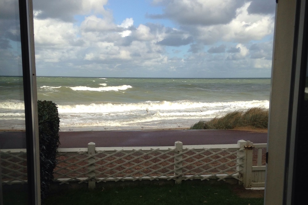 F2 + GARDEN - 4/5 PEOPLE, FACING AND DIRECT ACCESS TO THE SEA (week and W-End)