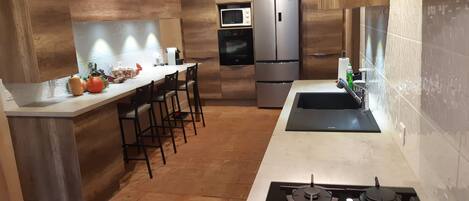 Refrigerador, microondas, horno y parrilla de estufa