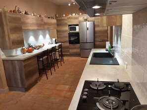 Fridge, microwave, oven, stovetop - Domaine de Souladiès, an Ode to Serenity and Adventure in Tarn et Garonne (Génébrières)