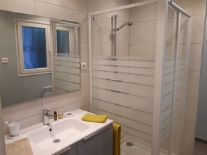 Shower, hair dryer - Domaine de Souladiès, an Ode to Serenity and Adventure in Tarn et Garonne (Génébrières)