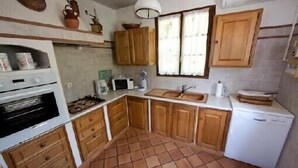Wasserkocher mit Kaffee-/Teezubehör, Kühlschrank, Mikrowelle, Ofen