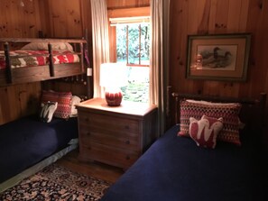 2 bedrooms, iron/ironing board, free WiFi, bed sheets - Minutes To Town, Wooded 2 Acre Retreat (Highlands)