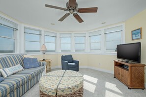 TV, caminetto, lettore DVD, impianto stereo