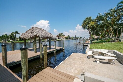NY LISTERING! Vacker 4BR Gulf tillgång villa w / pool, docka, tiki hut - Yacht Club