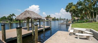 TOP RATED! Beautiful 4BR Gulf access villa w/pool, dock, tiki hut – Yacht Club. 