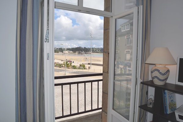 Vue du salon accĂšs balcon et vue mer de la chambre aussi !