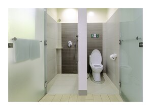 Tomannsrom – standard | Bad | Dusj, regndusjhode, toalettartikler (inkludert) og hårføner