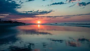 Vlak bij het strand, ligstoelen aan het strand, strandlakens