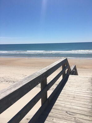 Beach nearby, sun-loungers, beach towels