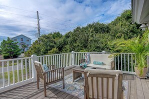 Terrace/patio - Top-Rated Beach Rental. Super clean & well-appointed. Private heated pool! (Surf City)