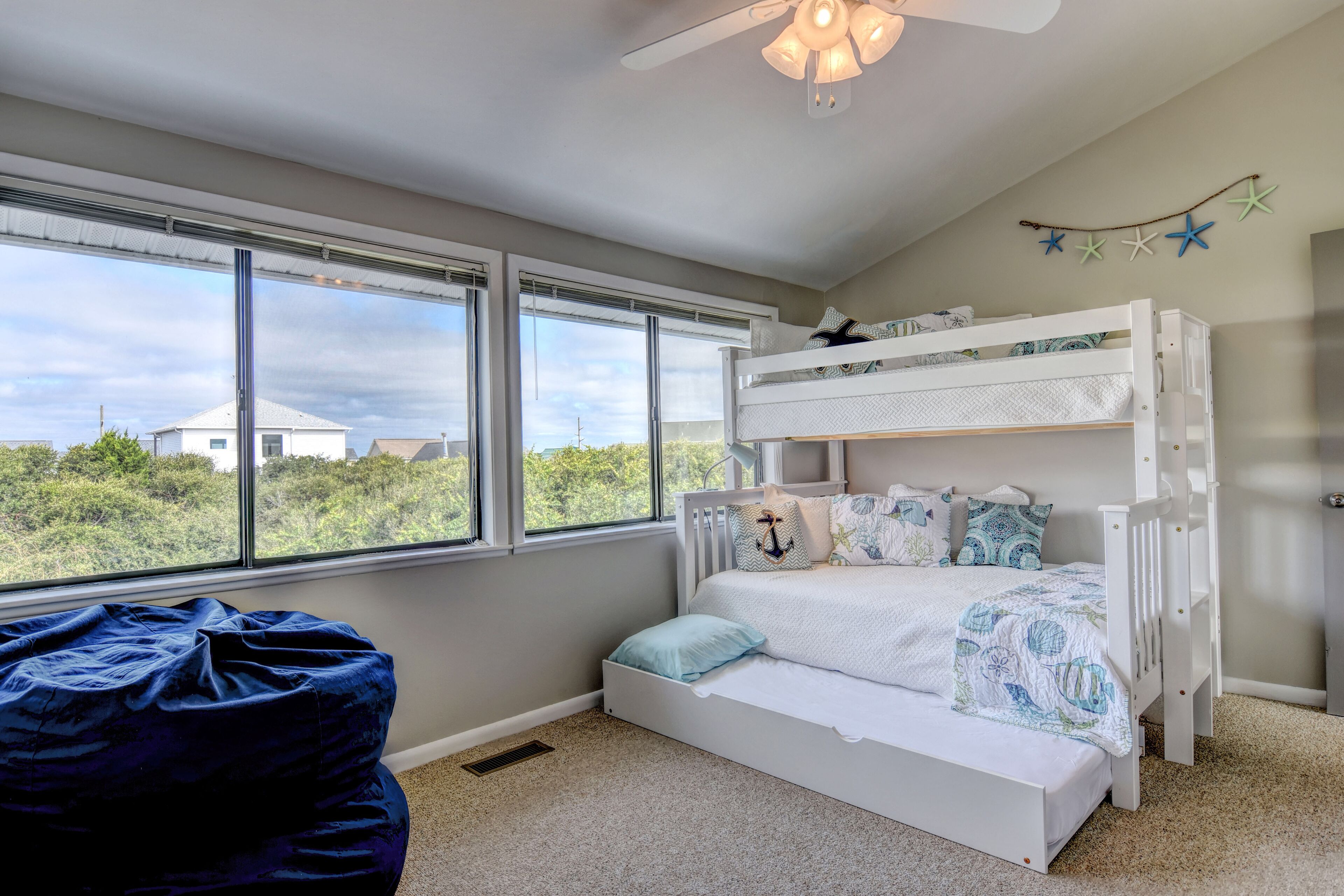 3 slaapkamers, een strijkplank/strijkijzer, reisbedje, wifi