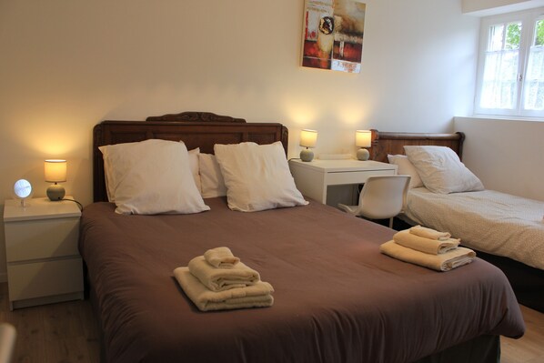 3 bedrooms, in-room safe, iron/ironing board, travel crib - PREMIUM 5 STAR RENTALS (Pluméliau)