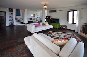 Villa, 3 habitaciones | Sala de estar | Una televisión de pantalla plana