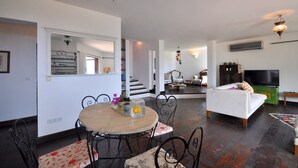 Villa, 3 habitaciones | Servicio de comidas en la habitación