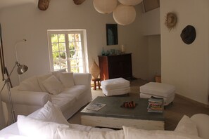 TV, books - South-facing villa on the seaside, in the private domain of the Cap Bénat (Bormes-Les-Mimosas)