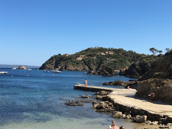 Beach - South-facing villa on the seaside, in the private domain of the Cap Bénat (Bormes-Les-Mimosas)