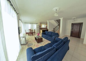 Villa - 3 sovrum | Vardagsrum | Platt-tv