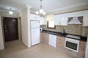 Refrigerador con freezer, horno, placa de cocina, lavavajillas