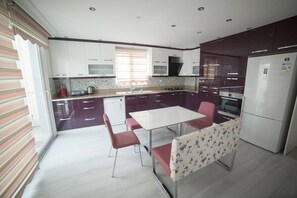 Villa, 5 Bedrooms, 2 Bathrooms | Private kitchen