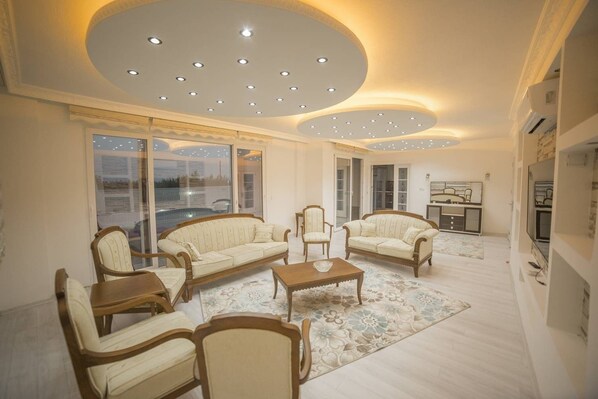 Villa, 5 Bedrooms, 2 Bathrooms | Living area